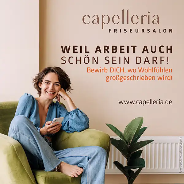 Friseurteam - Sankt Augustin Team von lächelnden Mitarbeitern, die vor einer großen Wand mit einem Poster von Sonnenuntergang und ruhiger See posieren